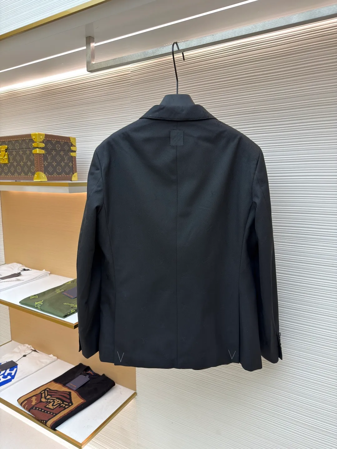 LOUIS VUITTON full-width jacquard suit ●Original version: Purchased and developed for 34500 ●Item number: 1680847-C85 ●Material: soft wool satin fabric ●Technology: jacquard production ●Version: fitted version ●Weight: about 735 grams ●Size: 50-52-54-56 ●Description: Customized soft wool satin, as smooth as silk, full of drape, with a deep black charm Deep and mysterious, the full-width LV Blason jacquard slowly unfolds on the wool, which seems to inject soul into this jacket. It is decorated with LV logo embroidery, revealing a noble style inadvertently. The smooth peaked collar line is neat, invisibly stretching the shoulder outline, giving the wearer a strong aura, and exuding charming charm in the interlacing of the pieces. Jacquard technology controls the interweaving of warp and weft threads by weaving LV Bladon textile technology on the surface of the fabric, and precisely controls the interweaving density and tension of the yarn to make it more three-dimensional. Adopt imported machine embroidery technology, use advanced computer control system and precision mechanical components to achieve LV logo embroidery work with high precision and smooth and delicate lines. Template machine bag opening The preset template guides the position, shape and size of the bag opening. The accuracy ensures the quality of the bag opening effect. Ergonomic three-dimensional tailoring returns to traditional craftsmanship through segmentation, folding, shrinking, and stretching techniques. The so-called slow work produces fine work, which is the respect for the material and the pursuit of feel. The workmanship is complex and tedious, and the aging rate is slow. The overall wiring is straight and delicate, the fabric is comfortable and soft, and the color is consistent without color difference. It can be matched with the same style to create a fashionable look and control various occasions. Customized accessories, complete with three standards, same style for men and women!